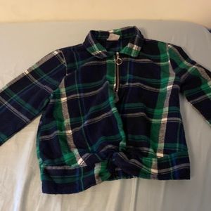 A nice Plaid T-shirt the size is in the photos the brand is no boundaries